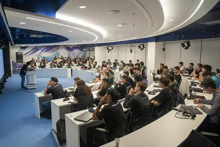 Turma presencial ITA/IME em aula no auditório da sede do Estratégia em Alphaville